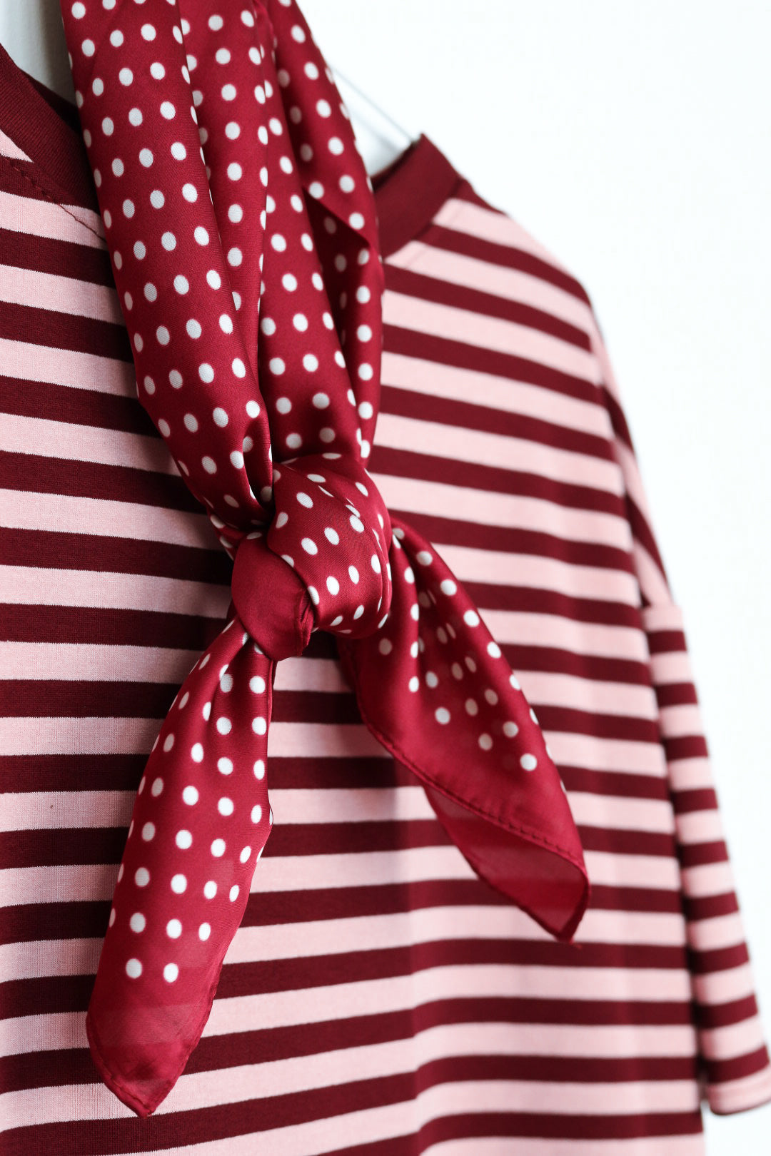 Sjaaltje vierkant polkadot bordeaux rood