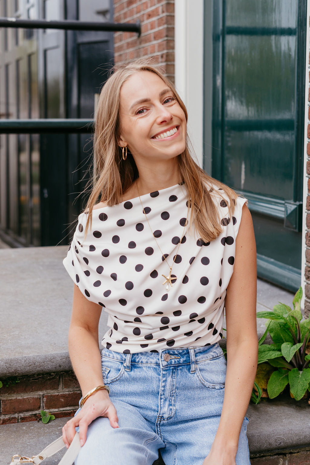 Polkadot top off shoulder wit zwart