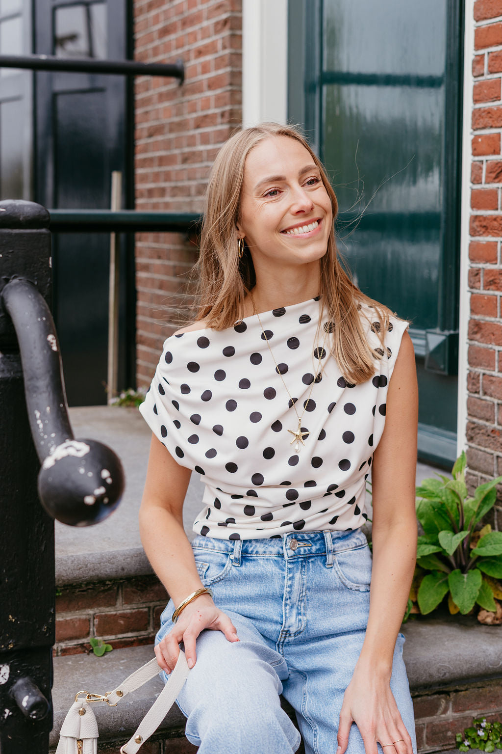 Polkadot top off shoulder wit zwart