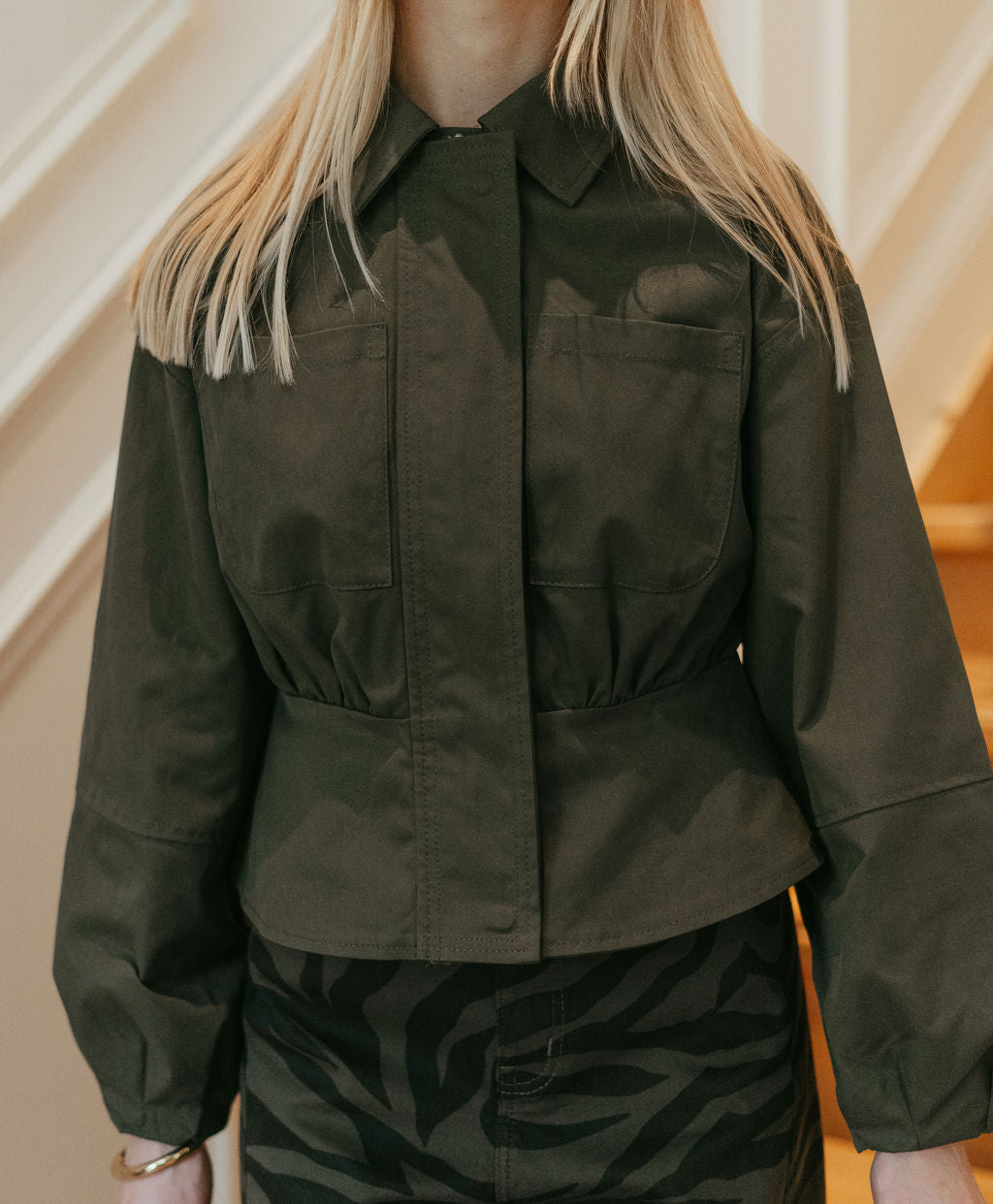 Getailleerd jack legergroen peplum